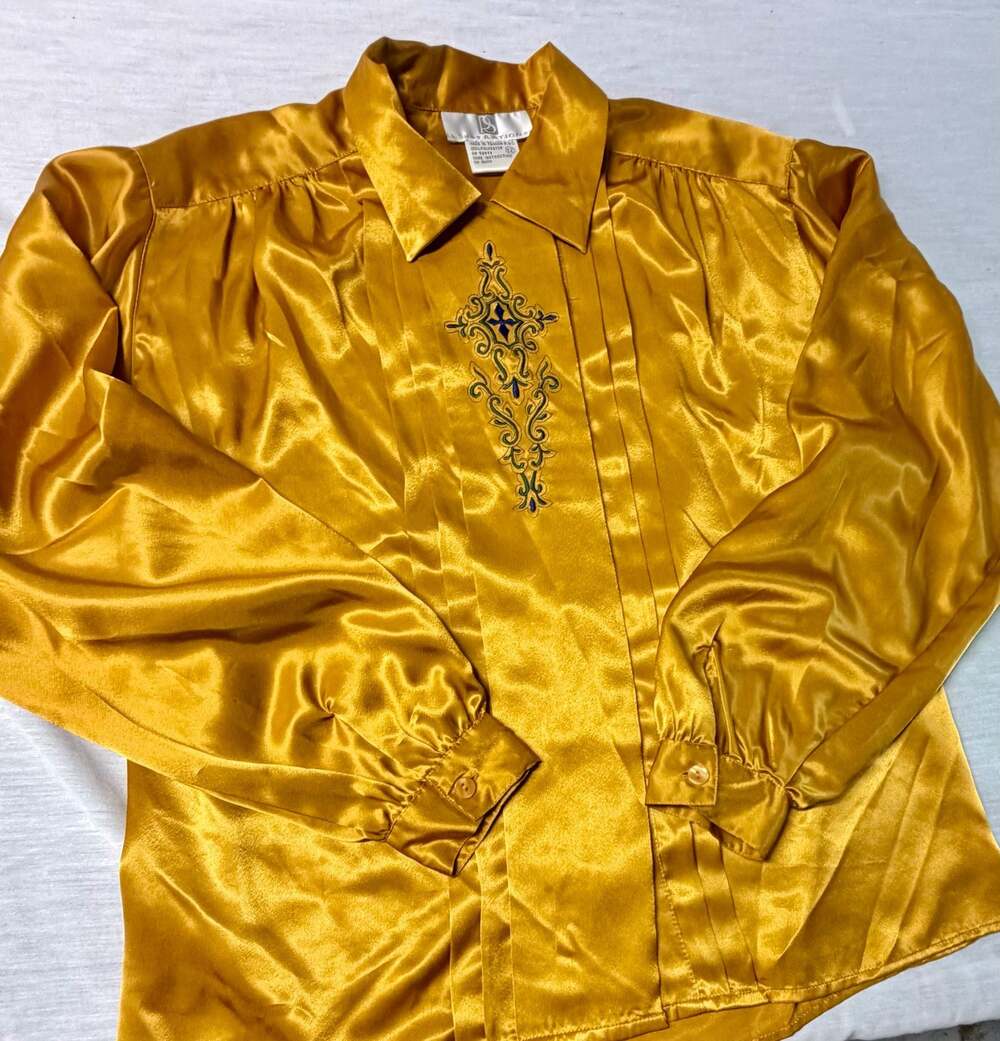 Illustrations Vintage 80s Gold Satin Pleated Embroidered Long Sleeve Blouse Size